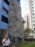 シンガポールの小学校のロッククライミング用壁